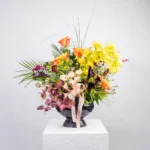 Cymbidium Orkide - Gala - Çardak Güller ve Okaliptus Dallarından Oluşan Aranjman